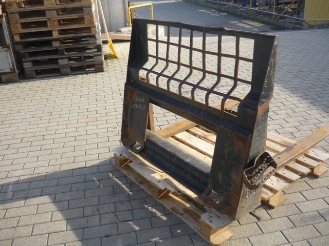 CAT 236B raklapvilla (3).JPG